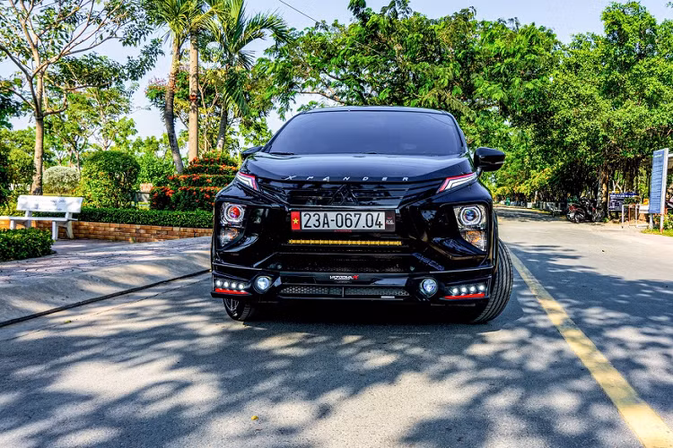 Hệ thống đèn pha cũng đã được nâng cấp. Đèn định vị LED được thay bằng màu đỏ trắng. Đèn pha dạng bi-xenon đỏ thay cho bóng halogen nguyên bản.