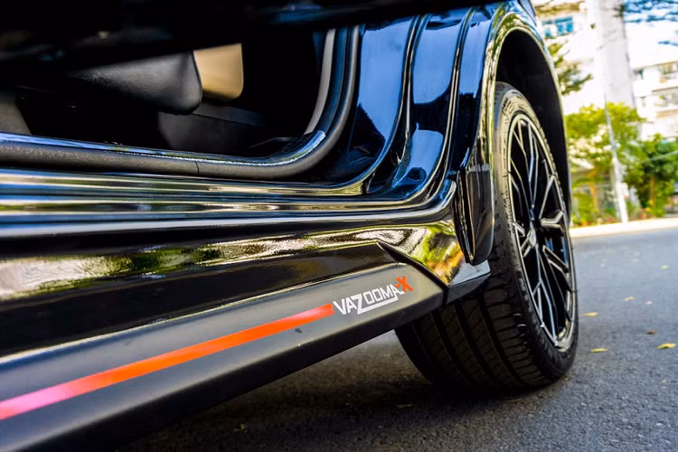 Bộ bodykit có tên Vazooma-X cho Mitsubishi Xpander được nhập từ Thái Lan với các chi tiết nổi bật như cản trước mới, líp sườn và cản sau trông cứng cáp hơn.