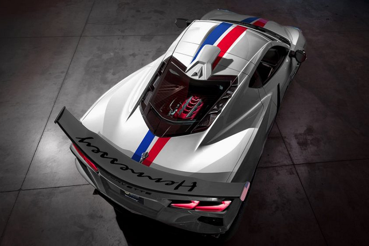 “Chúng tôi cũng nghe nói rằng GM có thể sẽ cung cấp chương trình độ riêng C8 và chúng tôi cũng sẽ rất vui khi được sử dụng phần mềm của họ”, đại diện Hennessey nói với Hagerty. Trong thời gian này, chúng tôi hy vọng sẽ nhận được C8 đầu tiên vào tháng 3 hoặc tháng 4 và chúng tôi sẽ khá bận rộn với việc chế tạo hệ thống siêu nạp và tăng áp kép đầu tiên trong khi chúng tôi chờ phần mềm đến từ GM”.