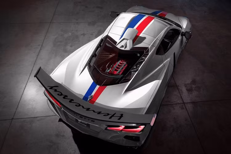 “Chúng tôi cũng nghe nói rằng GM có thể sẽ cung cấp chương trình độ riêng C8 và chúng tôi cũng sẽ rất vui khi được sử dụng phần mềm của họ”, đại diện Hennessey nói với Hagerty. Trong thời gian này, chúng tôi hy vọng sẽ nhận được C8 đầu tiên vào tháng 3 hoặc tháng 4 và chúng tôi sẽ khá bận rộn với việc chế tạo hệ thống siêu nạp và tăng áp kép đầu tiên trong khi chúng tôi chờ phần mềm đến từ GM”.