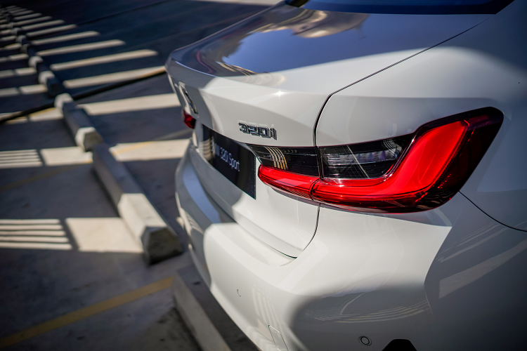 Giá xe BMW 320i Sport-Line sẽ ngang ngửa thậm chí còn cao hơn mức giá 1,897 tỷ đồng của Mercedes-Benz C300 AMG? Hãy cùng chờ đợi.