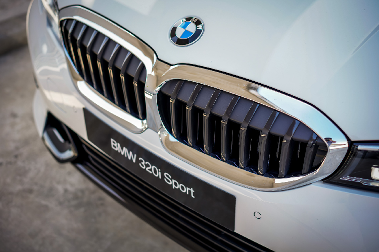 Chắn chắn BMW 320i phiên bản Sport-Line sẽ có giá bán dễ tiếp cận hơn mức giá 2,189 tỷ đồng của phiên bản 330i Sport-Line. Hiện tại còn quá sớm để nói đến giá bán của 320i, theo em dự đoán mức giá của 320i sẽ dưới 2 tỷ đồng và chắc chắn sẽ cao hơn một chút so với Mercedes-Benz C200 Exclusive 2020 đang được phân phối với mức giá 1,729 tỷ đồng.