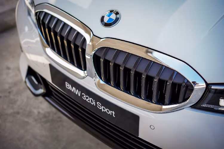 Chắn chắn BMW 320i phiên bản Sport-Line sẽ có giá bán dễ tiếp cận hơn mức giá 2,189 tỷ đồng của phiên bản 330i Sport-Line. Hiện tại còn quá sớm để nói đến giá bán của 320i, theo em dự đoán mức giá của 320i sẽ dưới 2 tỷ đồng và chắc chắn sẽ cao hơn một chút so với Mercedes-Benz C200 Exclusive 2020 đang được phân phối với mức giá 1,729 tỷ đồng.