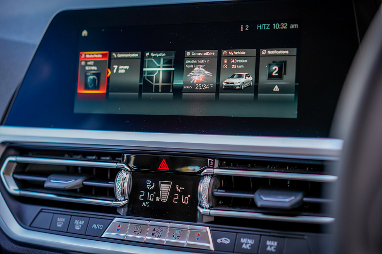 Ngoại thất 320i Sport-Line sẽ không khác biệt nhiều so với ngoại thất của phiên bản 330i Sport Line. Trong khi cả hai phiên bản 320i và 330i Sport Line đề cao sự thanh lịch và sang trọng, chứ không hầm hố thiên hướng thể thao như phiên bản 330i M-Sport.