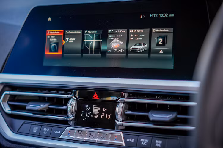 Ngoại thất 320i Sport-Line sẽ không khác biệt nhiều so với ngoại thất của phiên bản 330i Sport Line. Trong khi cả hai phiên bản 320i và 330i Sport Line đề cao sự thanh lịch và sang trọng, chứ không hầm hố thiên hướng thể thao như phiên bản 330i M-Sport.