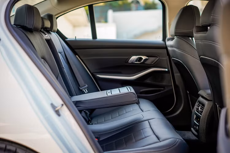 Phiên bản BMW 320i Sport Line hốc gió ở phía trước cản trước và khe hút gió hai bên cản trước tạo hình chữ ‘’T’’ có kích thước nhỏ gọn. Trang bị cụm lưới tản nhiệt với viền crôm tạo hình quả thận và đèn pha full-LED và sử dụng bộ mâm 18 inch sơn hai tông màu (225/45R18),…