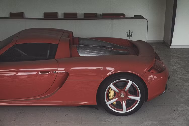 Được biết, chiếc Porsche Carrera GT bị bỏ rơi này vốn không phải là xe mới. Thay vào đó, chiếc siêu xe này đã từng trú ngụ tại Nga và Đức rồi mới đặt chân đến Trung Quốc. Chiếc Porsche Carrera GT này từng được rao bán tại Đức khi mới chạy khoảng 4.581 km. Qua những hình ảnh được đăng lên mạng, có thể thấy chiếc siêu xe Porsche Carrera GT màu đỏ bị phủ bụi dày đặc trên thân xe. Cũng may, chiếc xe trông vẫn còn nguyên vẹn và thậm chí vành la-zăng trông vẫn rất mới.