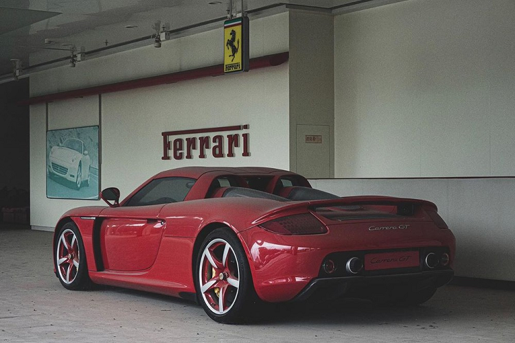 Trong số 3 chiếc xe này, thu hút sự chú ý hơn cả có lẽ là chiếc Porsche Carrera GT vì độ hiếm. Theo đó, chiếc siêu xe Porsche Carrera GT này được sơn màu đỏ Zanzibar Red Metallic khá hiếm. Trên toàn thế giới, chỉ có đúng 3 chiếc Porsche Carrera GT màu độc này. Đây chiếc thứ 1.255 xuất xưởng trong tổng số 1.270 chiếc Porsche Carrera GT được ra lò.