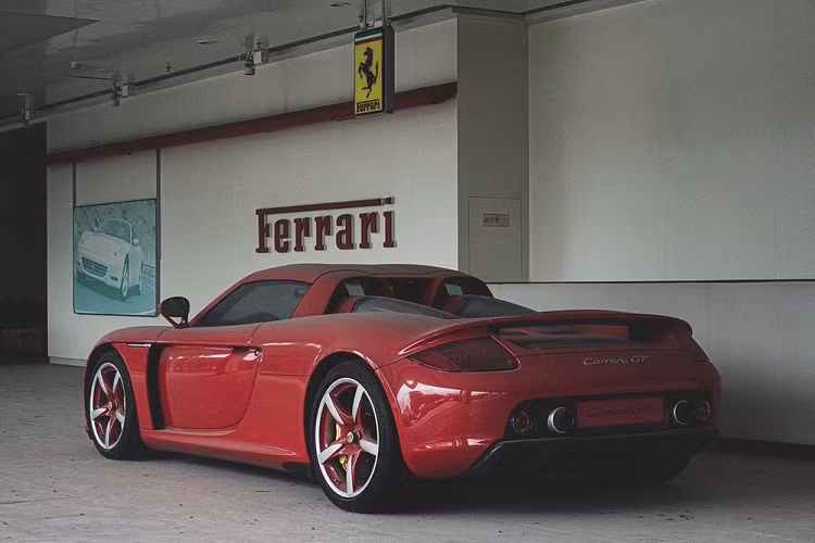 Trong số 3 chiếc xe này, thu hút sự chú ý hơn cả có lẽ là chiếc Porsche Carrera GT vì độ hiếm. Theo đó, chiếc siêu xe Porsche Carrera GT này được sơn màu đỏ Zanzibar Red Metallic khá hiếm. Trên toàn thế giới, chỉ có đúng 3 chiếc Porsche Carrera GT màu độc này. Đây chiếc thứ 1.255 xuất xưởng trong tổng số 1.270 chiếc Porsche Carrera GT được ra lò.