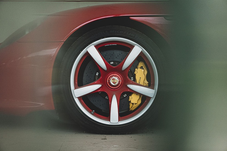 Hình ảnh chiếc Porsche Carrera GT bị bỏ rơi tại đại lý Trung Quốc chắc hẳn sẽ khiến không ít người yêu xe xót xa. Nguyên nhân là do Porsche Carrera GT được xem như một trong những siêu xe số sàn tuyệt nhất thế giới.