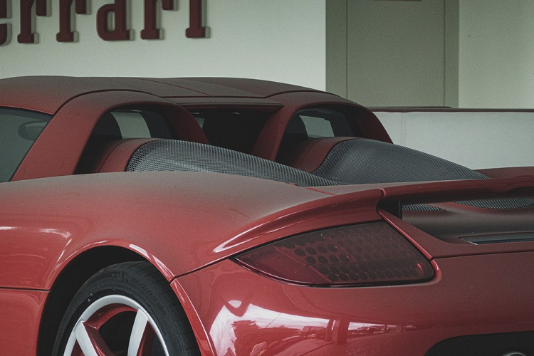 Nguồn cung cấp sức mạnh cho Porsche Carrera GT là khối động cơ xăng V10, dung tích 5,7 lít, sản sinh công suất tối đa 603 mã lực và mô-men xoắn cực đại 435 lb-ft. Sức mạnh được truyền tới bánh thông qua hộp số sàn 6 cấp. Với trọng lượng chỉ khoảng 1.361 kg, Porsche Carrera GT có thể tăng tốc từ 0-100 km/h trong thời gian 3,9 giây. Hi vọng rằng trong thời gian tới, sẽ có ai đó chi tiền mua và đưa chiếc siêu xe Porsche Carrera GT này trở lại đường phố.