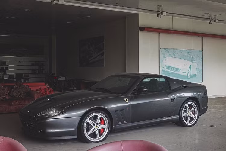 Cụ thể, 3 chiếc ôtô "nằm chơi với bụi" trong đại lý bỏ hoang này mang thương hiệu siêu xe Porsche Carrera GT, Ferrari 575 Superamerica và Chevrolet C5 Corvette Z06. Cả 3 chiếc xe này vẫn nằm nguyên ở một vị trí và chờ đến ngày được ai đó cứu ra ngoài.