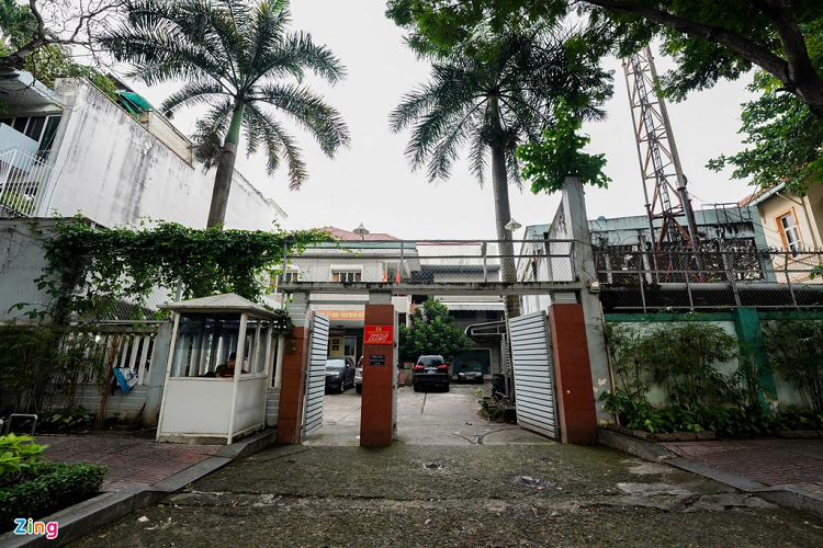 Lô đất vàng khác tại số 42 Trương Định (quận 3) nằm trong hợp đồng chuyển giao với quy mô 807 m2 đang được một cơ quan thuê lại làm trụ sở làm việc. Theo khảo sát, giá trị đất mặt tiền trên con đường này ở mức khoảng 350-400 triệu đồng/m2. 