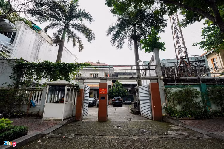 Lô đất vàng khác tại số 42 Trương Định (quận 3) nằm trong hợp đồng chuyển giao với quy mô 807 m2 đang được một cơ quan thuê lại làm trụ sở làm việc. Theo khảo sát, giá trị đất mặt tiền trên con đường này ở mức khoảng 350-400 triệu đồng/m2. 