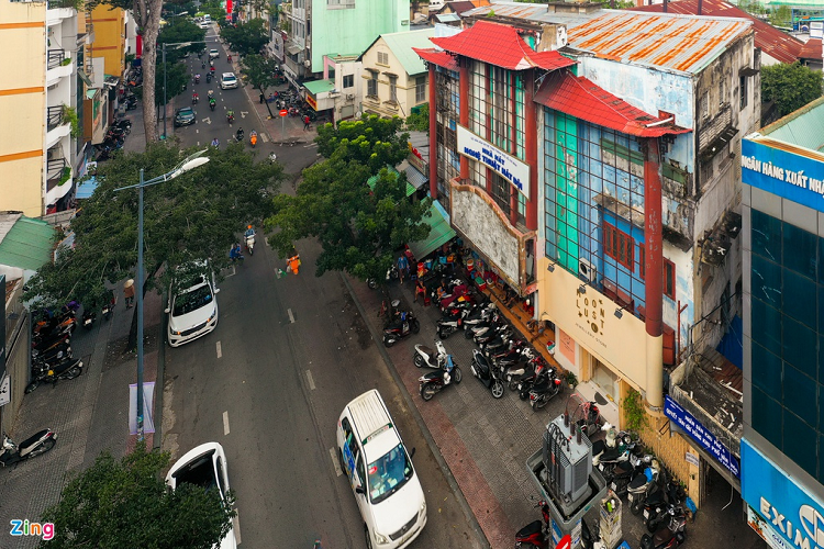 Nhiều lô đất trong số này có vị trí đắc địa ở khu vực trung tâm TP như khu đất 234 Lý Tự Trọng (quận 1) rộng 642,3 m2. Đây là Nhà hát Nghệ thuật Hát bội cũ, hiện một phần tòa nhà cho thuê làm cửa hàng trang sức, trong khi mặt tiền đường được sử dụng để trông xe.