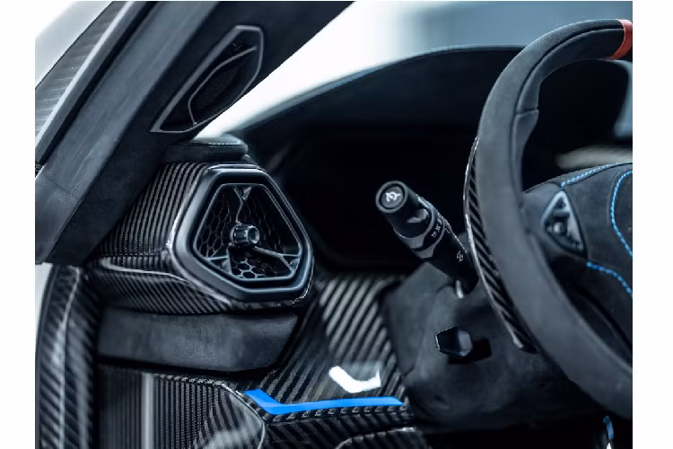 Ra mắt trong phiên bản 2020 là hệ thống lái mới nhất, bao gồm hộp số 7 cấp tuần tự hybrid. Với công nghệ này, xe sẽ có thêm hai chế độ lái Road và Race, và người lái có thể điều khiển thông qua phím chức năng xoay trên vô lăng.