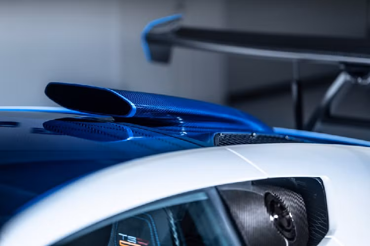 Hãng cũng cho phép khách hàng tùy chọn những chi tiết sử dụng chất liệu sợi carbon ngoại thất xe. Các chi tiết này cũng được trang trí bằng những đường viền màu xanh nổi bật bespoke.