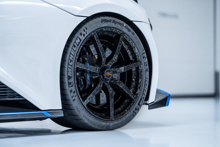 Nói về nâng cấp mới nhất trên chiếc TSR-S 2020 là bộ mâm bằng sợi carbon, vốn có khối lượng nhẹ hơn bộ mâm hợp kim nhôm khoảng 15 kg. Sản xuất một chiếc mâm đòi hỏi phải có hai kỹ thuật viên và quá trình này kéo dài trong khoảng một tuần. Khách hàng cũng có thể tùy chọn những màu sắc khác nhau trên bộ mâm này.