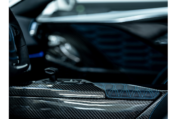 Với chế độ Road, quá trình chuyển số của xe sẽ được hỗ trợ bởi hệ thống điện, giúp việc chuyển số êm ái và nhẹ nhàng hơn. Trong khi với chế độ lái Race, cách chuyển số sẽ nhanh và được vận hành hoàn toàn bằng cơ khí, giúp mang lại cảm giác cầm lái như một chiếc xe thể thao thực thụ.