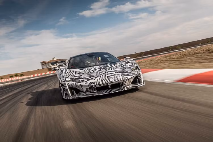 Một số tin đồn trước đó chỉ ra rằng McLaren Sabre bản giới hạn sử dụng hệ thống truyền động hybrid với công suất lên đến hơn 1000 mã lực. Tuy nhiên, các tin đồn này không hoàn toàn đúng khi Sabre được trang bị động cơ đốt trong loại V8 4.0L tăng áp kép. Thông cáo báo chí không công bố những thông số kỹ thuật cụ thể của động cơ này, ngoại trừ sức mạnh ấn tượng với con số 824 mã lực và 800 Nm. McLaren đã cung cấp cho trang tin Motor1 một tuyên bố chính thức liên quan đến siêu xe Sabre, nhưng đáng tiếc là không có quá nhiều thông tin mang tính cụ thể.