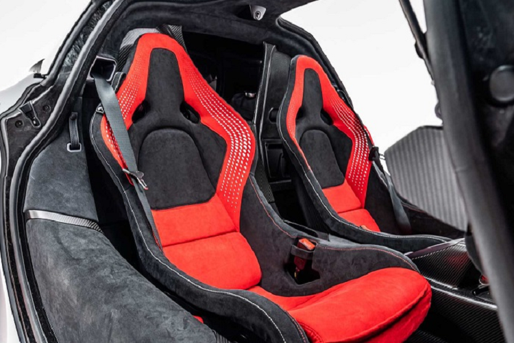 Không chỉ vậy, siêu xe McLaren Sabre còn mang tính cá nhân hóa rất cao khi các nhà thiết kế và kỹ sư của bộ phận MSO sẽ làm việc trực tiếp với từng khách hàng để đáp ứng theo nhu cầu của mỗi người. Do đó, mỗi chiếc McLaren Sabre đều là độc nhất và duy nhất trên toàn thế giới.