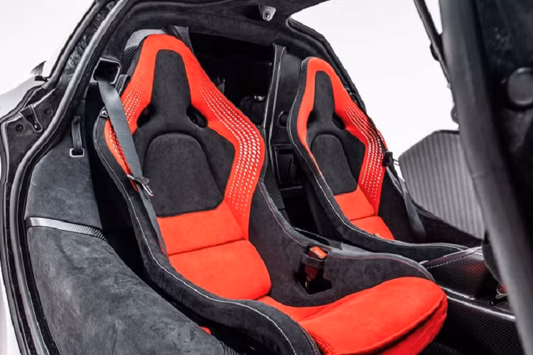 Không chỉ vậy, siêu xe McLaren Sabre còn mang tính cá nhân hóa rất cao khi các nhà thiết kế và kỹ sư của bộ phận MSO sẽ làm việc trực tiếp với từng khách hàng để đáp ứng theo nhu cầu của mỗi người. Do đó, mỗi chiếc McLaren Sabre đều là độc nhất và duy nhất trên toàn thế giới.