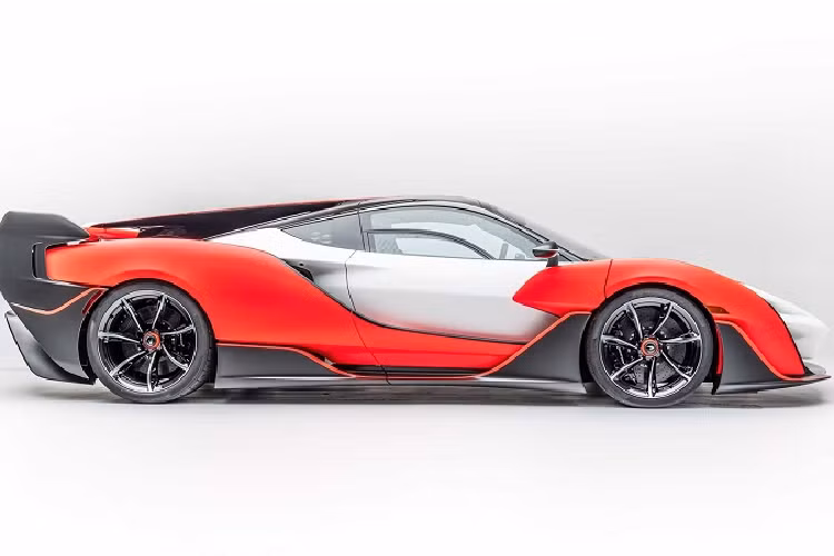 McLaren Sabre mang ý nghĩa to lớn với bất kỳ ai bởi độ hiếm của nó. Cụ thể, đây là mẫu siêu xe được thiết kế và cá nhân hóa bởi McLaren Special Operations (MSO) - bộ phận đặc biệt chịu trách nhiệm sản xuất các dòng xe hiệu suất cao. Với số lượng giới hạn 15 chiếc ít ỏi, McLaren Sabre được thiết kế dành riêng cho Mỹ với những tiêu chuẩn và trang bị phù hợp cho thị trường này. Điều này đồng nghĩa với việc cả thị trường Châu Âu và Châu Á đều không có cơ hội diện kiến McLaren Sabre.