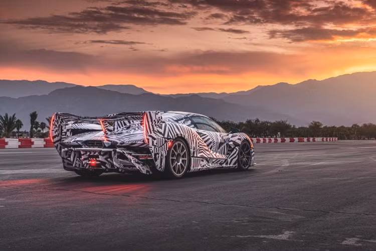 Chiếc McLaren Sabre đầu tiên đã về tay chủ nhân của mình tại Mỹ, và quá trình vận chuyển sẽ bắt đầu diễn ra trong những tháng tiếp theo. Cũng theo McLaren, do tính chất siêu độc quyền của Sabre nên hãng sẽ không tiết lộ chi tiết thông số kỹ thuật và thiết kế của từng chiếc xe cũng như thông tin của khách hàng.