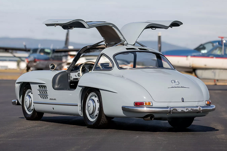 Xe có số odo 91.000 km (~ 56.000 dặm) trên đồng hồ. Giá xe Mercedes-Benz 300 SL Gullwing 1957 được đấu mức 1.152.000 USD (26,7 tỷ đồng). Dù ở trong tình trạng như thế nào, những 300SL Gullwing luôn luôn được các tay chơi xe cổ săn đón và trả với giá bán khủng. Nó từng được hãng xe Đức sản xuất trong thời gian từ năm 1954 – 1957. Trong 3 năm ngắn ngủi đó, chỉ có 1.400 chiếc Gullwing ra đời. Điều đặc biệt là 80% trong số xe đó đều thuộc sở hữu của người Mỹ.