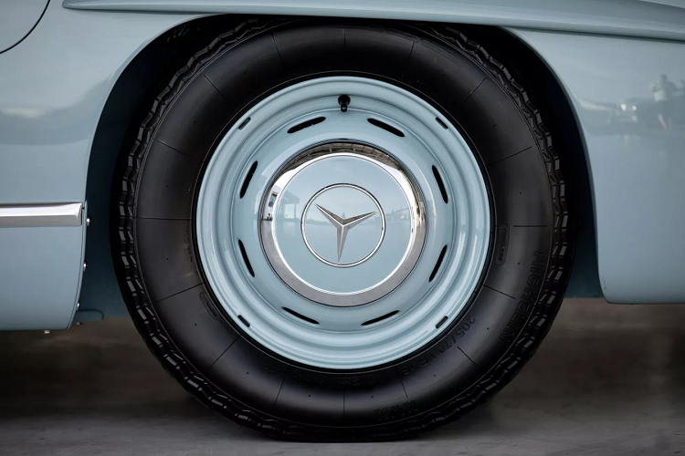 Sự nổi trội ở phong cách thiết kế ngoại hình, cũng như chất liệu tạo dáng cho xe không chỉ giúp Mercedes-Benz 300SL Gullwing được ưa chuộng ở thời đại trước đó, mà còn được yêu thích tới tận ngày nay. Các độc giả của tạp chí thương mại Motor Klassik đã bình chọn Mercedes-Benz 300 SL chính là mẫu xe cổ được tìm kiếm nhiều nhất.