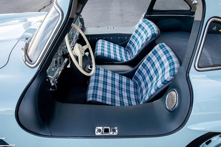 Mercedes-Benz 300SL Gullwing nhanh chóng được biết đến với khả năng vận hành ấn tượng và chất lượng sản xuất vượt trội. Chiếc xe nhanh chóng trở thành ông hoàng tốc độ và sự xa xỉ, niềm ao ước của bao nhiêu người đàn ông. Đối thủ của 300 SL lúc bấy giờ có thể kể đến như BMW 507, Porsche 356…