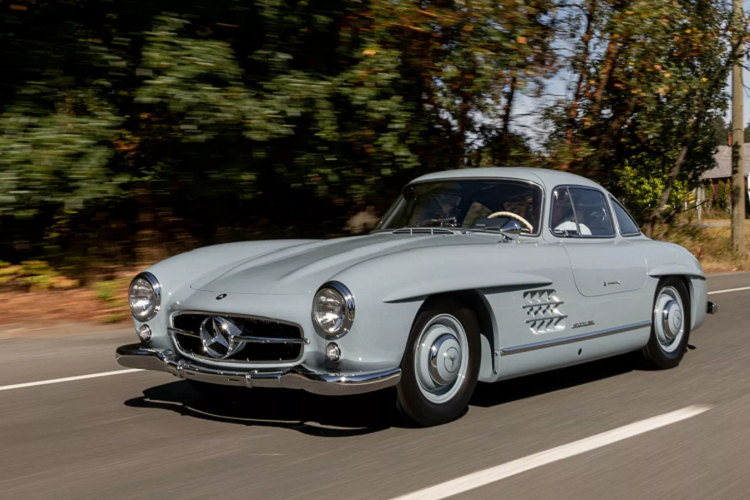 Rõ ràng là đại lý sở hữu chiếc Mercedes-Benz 300SL Gullwing đời cổ này nghĩ rằng mình có thể tạo ra đủ lãi khi mang chiếc xe này lên Bring A Trailer – và họ đã đúng. Mẫu xe được bán tại Bring A Trailer là một chiếc xe được sản xuất năm 1957. Chủ đầu tiên của xe là một khách hàng ở Bỉ, người sở hữu xe cho đến năm 1981. Sau đó, chiếc xe đã trải qua 22 năm tiếp theo ở Anh và sau đó được nhập khẩu vào Canada.