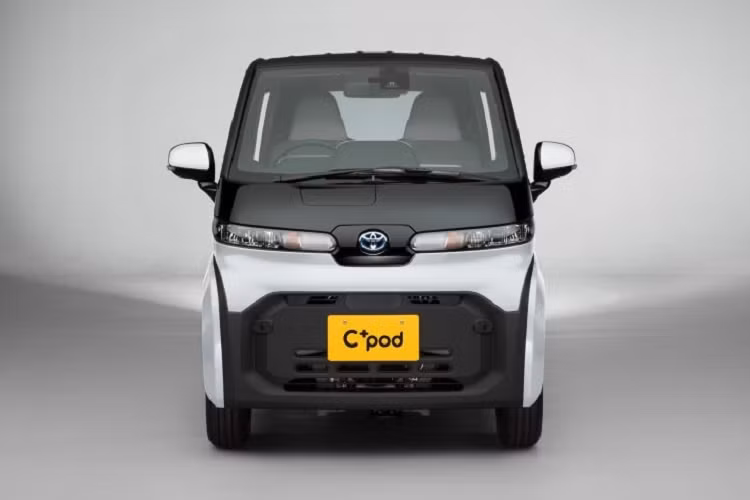 Mới đây, hãng Toyota đã chính thức giới thiệu C+pod - mẫu xe chạy điện 2 chỗ với thiết kế nhỏ gọn và dành cho đô thị - tại thị trường quê nhà Nhật Bản. Nhóm khách hàng nhắm đến của Toyota C+pod 2021 mới là các công ty, chính quyền địa phương và những tổ chức hiện đang tìm kiếm phương tiện di chuyển.