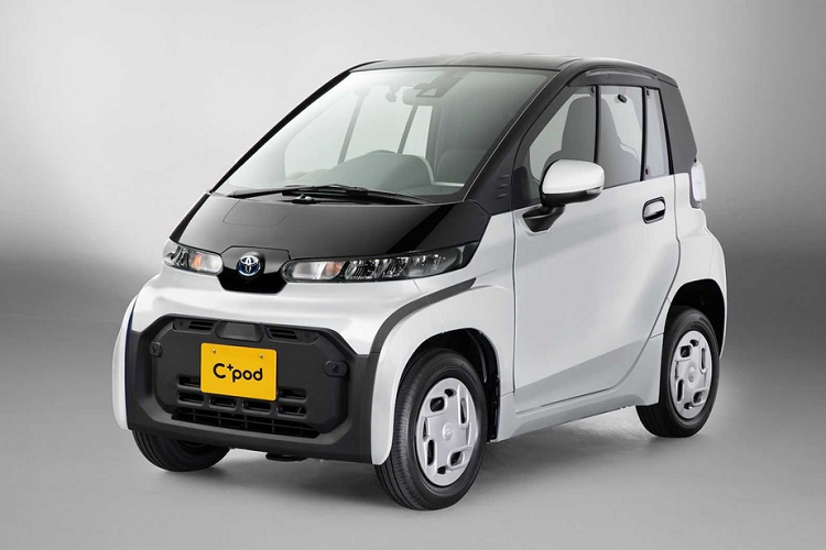 Chưa hết, Toyota C+pod còn có thể cung cấp điện cho các thiết bị gia dụng trong thời gian 10 tiếng. Người dùng có thể dùng cổng nằm giữa 2 cụm đèn pha thông qua bộ nối nguồn mua thêm. Những trang bị đáng chú ý khác của Toyota C+pod bao gồm thanh giằng lò xo trụ với thanh cân bằng ở phía trước, dầm xoắn phía sau, phanh đĩa trước, phanh tang trống sau, vành 13 inch và lốp 155/70R13.