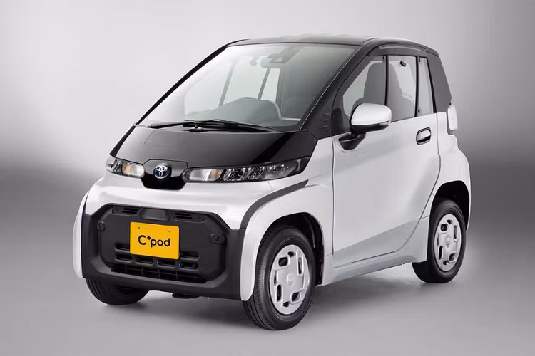 Chưa hết, Toyota C+pod còn có thể cung cấp điện cho các thiết bị gia dụng trong thời gian 10 tiếng. Người dùng có thể dùng cổng nằm giữa 2 cụm đèn pha thông qua bộ nối nguồn mua thêm. Những trang bị đáng chú ý khác của Toyota C+pod bao gồm thanh giằng lò xo trụ với thanh cân bằng ở phía trước, dầm xoắn phía sau, phanh đĩa trước, phanh tang trống sau, vành 13 inch và lốp 155/70R13.