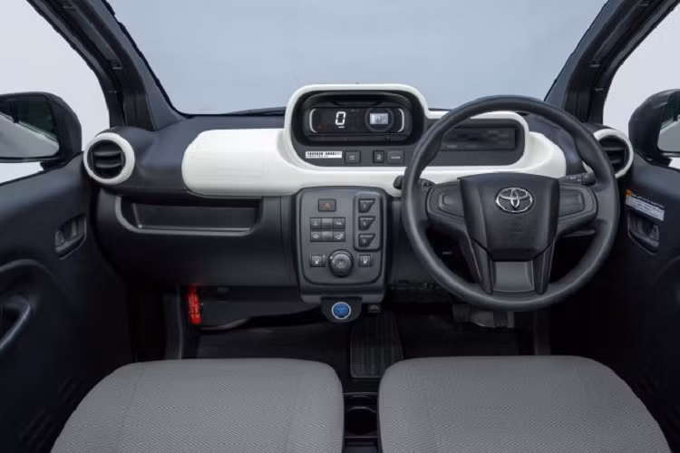 Bên ngoài, Toyota C+pod được trang bị đèn pha LED và đèn hậu LED nhưng không toàn phần. Những tấm ốp thân vỏ trên mẫu xe này đều được làm bằng nhựa nhằm cắt giảm trọng lượng. Bước vào bên trong Toyota C+pod, người dùng được chào đón bằng không gian nội thất có chiều rộng 1.100 mm và cung cấp 2 chỗ ngồi. Bảng đồng hồ của mẫu xe này được đặt ở giữa mặt táp-lô. Trong khi đó, các nút bấm của xe được đặt ở cụm điều khiển trung tâm để người lái dễ dùng.