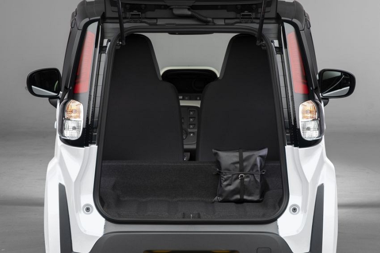 Nguồn cung cấp sức mạnh cho Toyota C+pod là mô-tơ điện dùng nam châm vĩnh cửu, sản sinh công suất tối đa chỉ 12,3 mã lực và mô-men xoắn cực đại 56 Nm. Nhờ đó, mẫu xe nhỏ xinh này có thể đạt vận tốc tối đa 60 km/h.