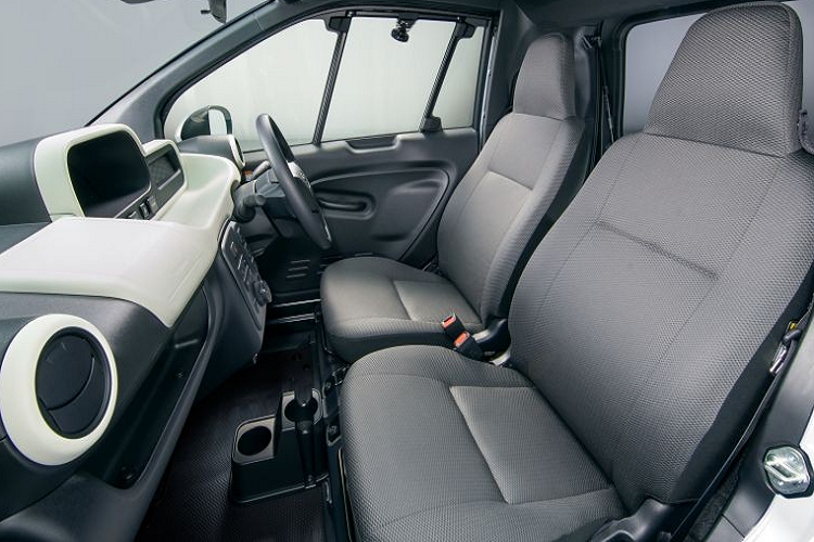 Là phiên bản thương mại của mẫu xe concept Ultra-Compact BEV từng ra mắt trong triển lãm Ô tô Tokyo 2019, Toyota C+pod sở hữu chiều dài chỉ 2.490 mm, rộng 1.290 mm, cao 1.550 mm và chiều dài cơ sở 1.780 mm. Ngoài ra, mẫu xe điện này còn có bán kính vòng quay 3,9 m nên người dùng có thể dễ dàng xoay xở tại những khúc cua gấp trên đường hẹp.