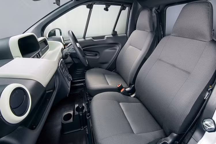 Là phiên bản thương mại của mẫu xe concept Ultra-Compact BEV từng ra mắt trong triển lãm Ô tô Tokyo 2019, Toyota C+pod sở hữu chiều dài chỉ 2.490 mm, rộng 1.290 mm, cao 1.550 mm và chiều dài cơ sở 1.780 mm. Ngoài ra, mẫu xe điện này còn có bán kính vòng quay 3,9 m nên người dùng có thể dễ dàng xoay xở tại những khúc cua gấp trên đường hẹp.