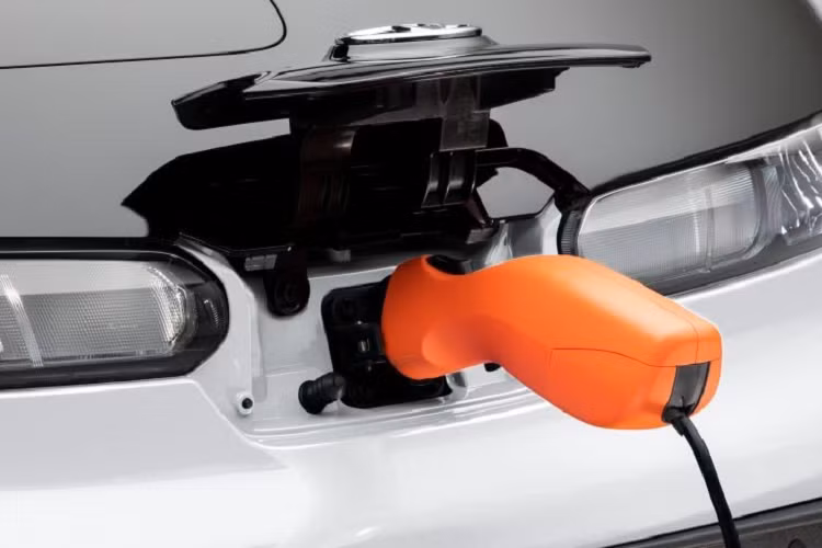 Ngoài ra, Toyota C+pod còn có cụm pin lithium-ion 9,06 kWh, cần 5 tiếng để sạc đầy bằng nguồn 200 V/16 A. Nếu người dùng sử dụng nguồn điện 100 V/6 A thì thời gian sạc pin sẽ lên đến 16 tiếng đồng hồ. Sau khi được sạc đầy, cụm pin này cho phép Toyota C+pod chạy hết quãng đường 150 km.