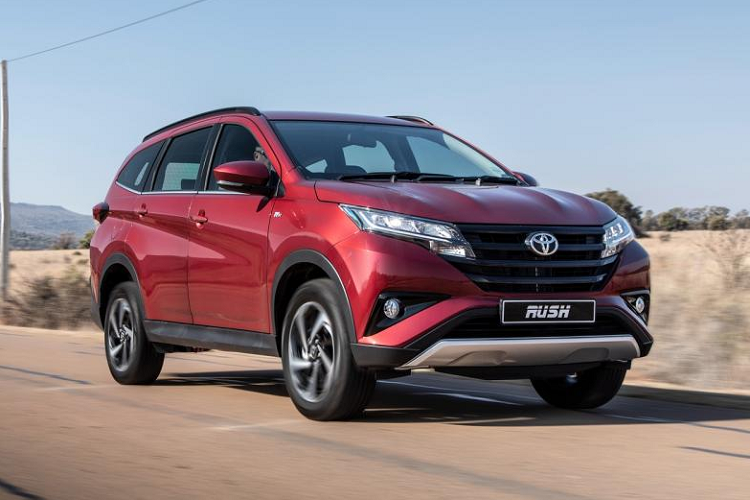 Ngoài Toyota Rush nhận ưu đãi từ đại lý, khách hàng mua xe Toyota Innova, Fortuner, Corolla Altis... còn được Toyota Việt Nam hỗ trợ lệ phí trước bạ với điều kiện thanh toán đầy đủ 100% giá trị xe. Tại Việt Nam, Toyota Rush là mẫu xe đa dụng gầm cao (MPV) được ví là "Tiểu Fortuner", xe được giới thiệu đến khách hàng từ tháng 9/2018. Cùng với Innova và Avanza, Toyota Rush tạo ra bộ ba xe MPV 7 chỗ thu hút khách hàng.