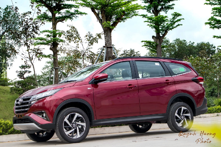 Toyota Rush tại Việt Nam sử dụng động cơ xăng dung tích 1.5L, 4 xi-lanh cho công suất tối đa 102 mã lực và 134 Nm mô-men xoắn kết hợp cùng hộp số tự động 4 cấp và hệ dẫn động RWD. Được biết, Toyota Việt Nam đang phân phối Rush dưới dạng nhập khẩu nguyên chiếc từ thị trường ôtô Indonesia cùng mức giá niêm yết 668 triệu đồng.