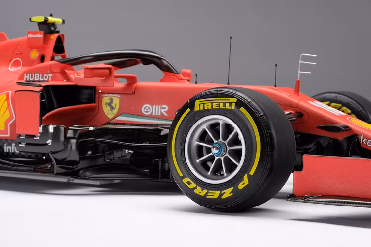 Để làm mô hình xe F1 này một cách chính xác nhất có thể, Amalgam Collection đã hợp tác với đội đua Scuderia Ferrari để phát triển một loại sơn mờ độc nhất và tham chiếu thiết kế CAD nguyên bản của xe. Mô hình thử nghiệm đầu tiên thậm chí còn được chấp thuận bởi đội ngũ thiết kế và kỹ sư của Ferrari.