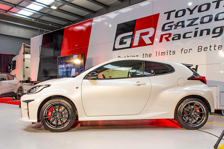 Một điểm đáng chú ý nữa ở Toyota Yaris 2021 phiên bản hiệu suất cao chính là khung gầm. Theo đó, nửa đầu của xe sử dụng khung gầm GA-B tương tự Toyota Yaris thông thường. Tuy nhiên, nửa sau lại dùng khung gầm GA-C lấy từ Toyota Corolla và C-HR.