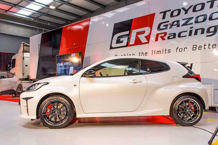 Một điểm đáng chú ý nữa ở Toyota Yaris 2021 phiên bản hiệu suất cao chính là khung gầm. Theo đó, nửa đầu của xe sử dụng khung gầm GA-B tương tự Toyota Yaris thông thường. Tuy nhiên, nửa sau lại dùng khung gầm GA-C lấy từ Toyota Corolla và C-HR.