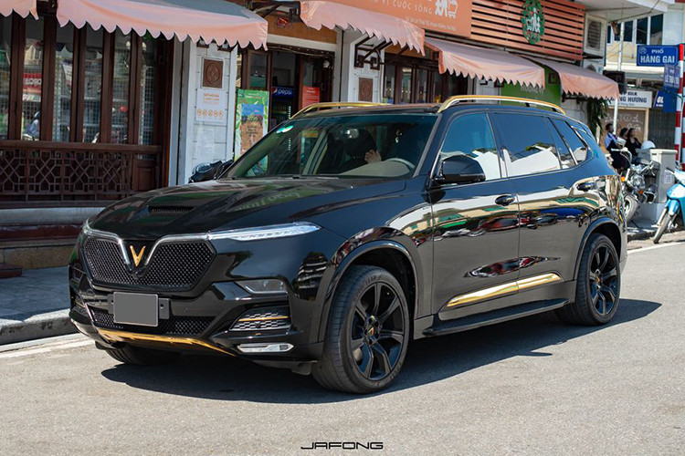 Xe được trang bị khối động cơ V8 6.2L với công suất tối đa 420 mã lực, mô-men xoắn cực đại 624 Nm, kết hợp cùng hộp số tự động 8 cấp và hệ dẫn động 4 bánh toàn thời gian, VinFast President có thể tăng tốc từ 0-100 km/h trong 6,8 giây, đạt vận tốc tối đa gần 300 km/h. Ngay từ thời điểm ra mắt, VinFast đã công bố ưu đãi dành cho 100 khách hàng đầu tiên đặt mua xe, giá xe VinFast President được hưởng mức giá ưu đãi là 3,8 tỷ đồng, thấp hơn đáng kể so với mức giá niêm yết tới 4.6 tỷ đồng.