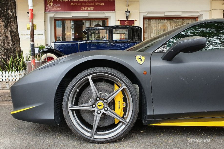 Theo hãng siêu xe nước Ý, siêu phẩm 458 Spider chỉ mất 14 giây để đóng/mở bộ mui cứng nặng 25 kg. Ngoài ra, siêu xe này có thể đóng/mở mui ngay cả khi xe đang chạy.