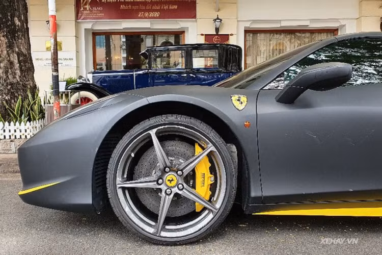 Theo hãng siêu xe nước Ý, siêu phẩm 458 Spider chỉ mất 14 giây để đóng/mở bộ mui cứng nặng 25 kg. Ngoài ra, siêu xe này có thể đóng/mở mui ngay cả khi xe đang chạy.