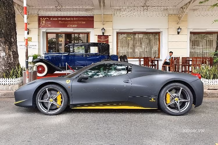 Ferrari 458 Spider được ra đời trong khuôn khổ triển lãm Frankfurt Motor Show năm 2011 và nhanh chóng chiếm được cảm tình của giới "lắm tiền nhiều của" khắp toàn cầu. Đây là một phiên bản mui trần được phát triển trên nền tảng mẫu 458 Italia.
