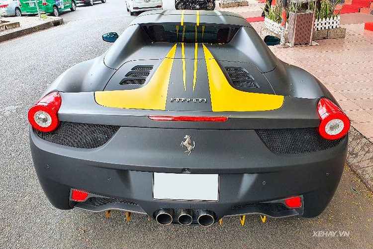 Về truyền động, Ferrari 458 Spider sở hữu khối động cơ V8 4.5L hút khí tự nhiên, cho ra công suất tối đa 562 mã lực tại 9.000 vòng/phút và 540 Nm mô-men xoắn tại 6.000 vòng/phút. Đi kèm với đó còn là hộp số ly hợp kép 7 cấp Getrag. Từ đó, "siêu ngựa" mui trần này có thể tăng tốc từ 0 - 100 km/h với 3,4 giây trước khi đạt vận tốc tối đa 320 km/h.